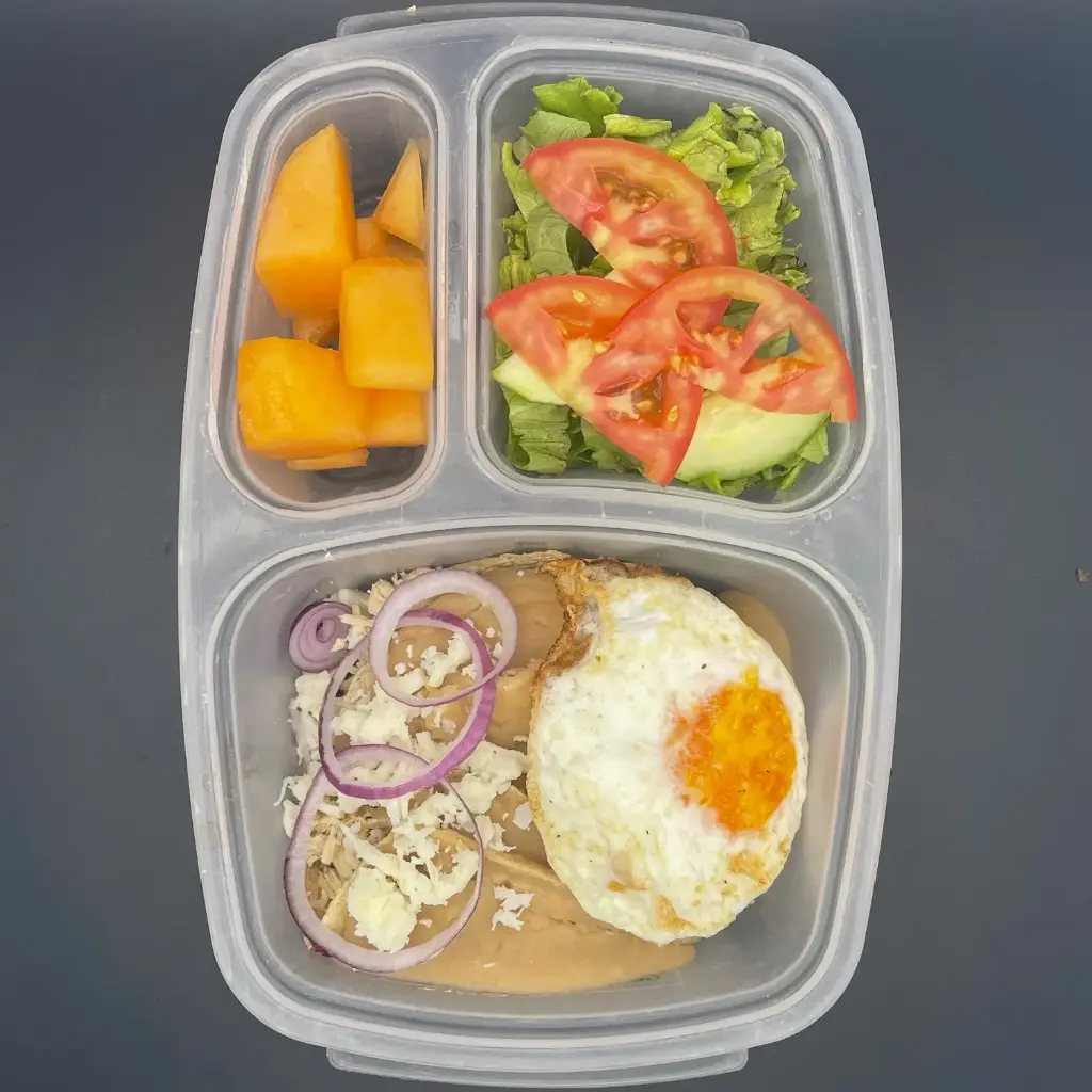 Kids | Miércoles | Desayuno | Enfrijoladas con huevo