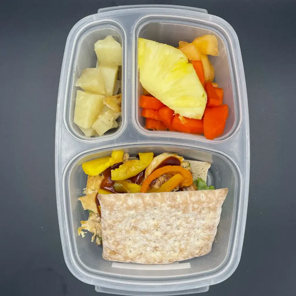 Kids | Lunes | Desayuno | Panini de pollo BBQ