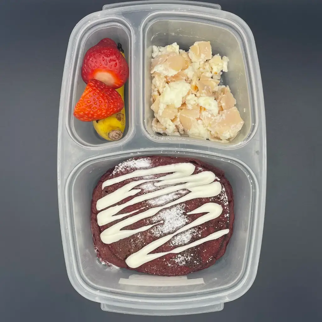 Kids | Viernes | Desayuno | Hot cakes red velvet