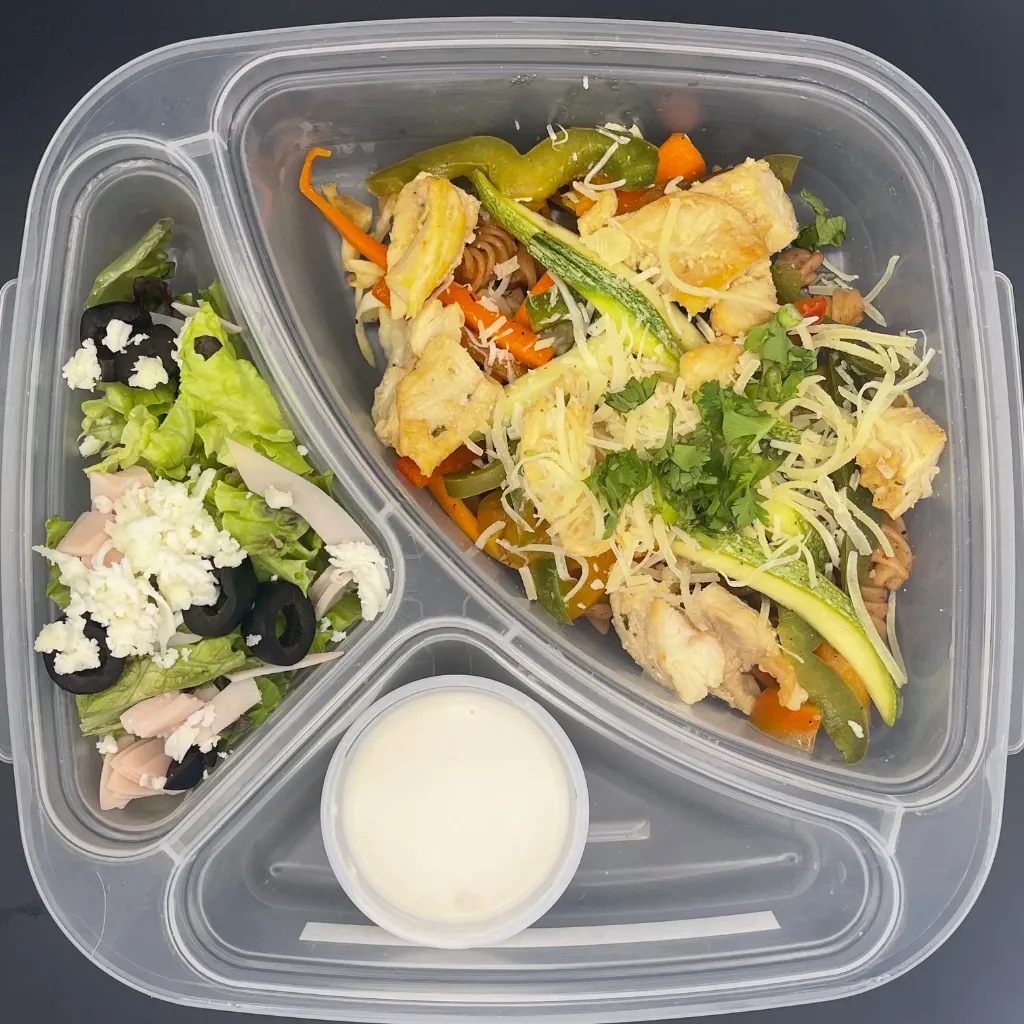 Saludable | Viernes | Desayuno | Fusilli c/pollo y verduras